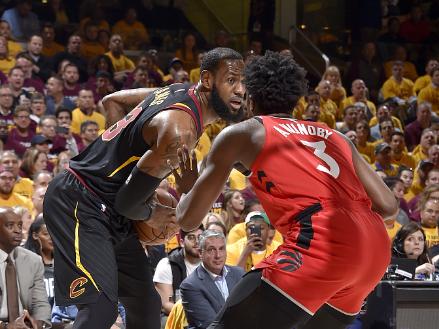 骑士队全队努力拼搏，球迷为他们的精彩表现热情鼓掌的简单介绍