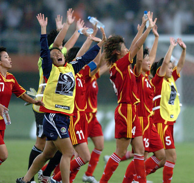 包含高洪波率队在关键时刻取得胜利，晋级女足决赛的词条